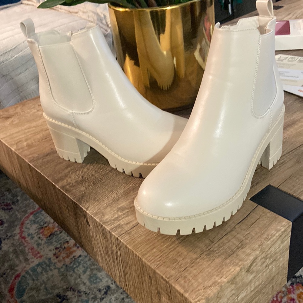 Super cute white booties